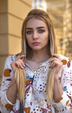 Siyah mini etekli güzel sarışın sokakta poz veriyor.