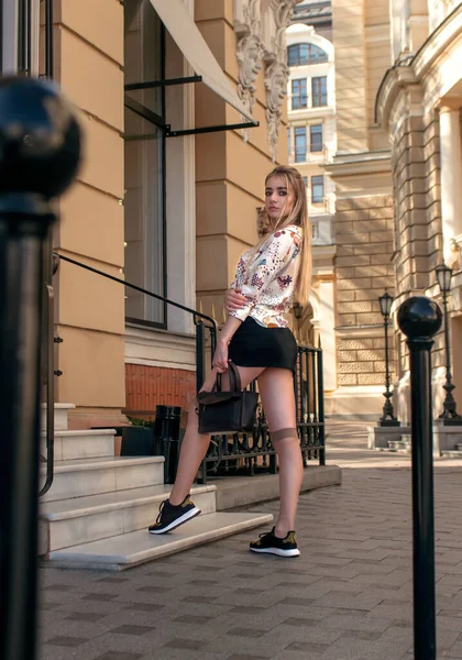 Mooi Blond Zwart Mini Rok Poseren Straat — Stockfoto