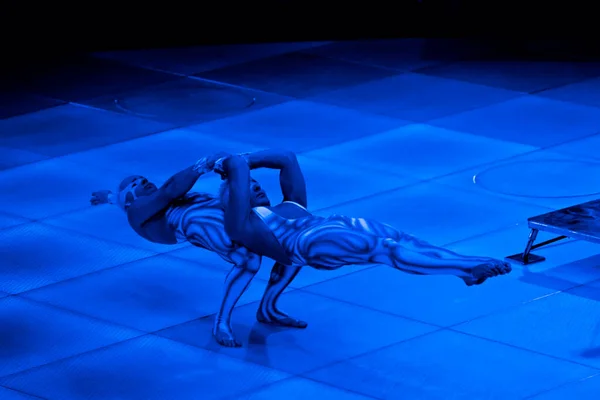 Jumeaux Acrobates Costumes Néon Tiennent Sur Leurs Bras Maquillage Ultraviolet — Photo