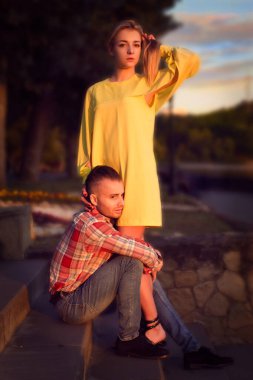 Güzel bir çift yaz gününde doğada poz veriyor.