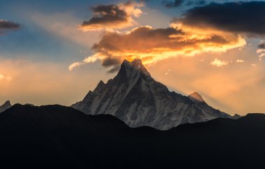 Machapuchare dağın (Fishtail) gündoğumu,