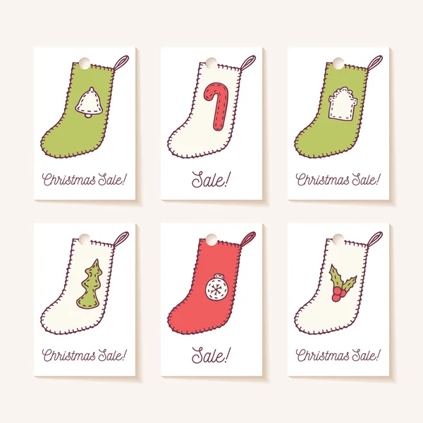 Ensemble de tags de vente de vacances. Chaussettes de Noël dessinées à la main avec différentes décorations cousues — Image vectorielle