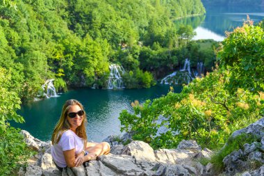 Plitvice Gölleri ile buzlu döşeme beustiful kadın