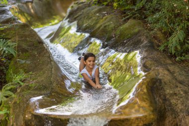 çocuk üzerinde su kaydırağı 