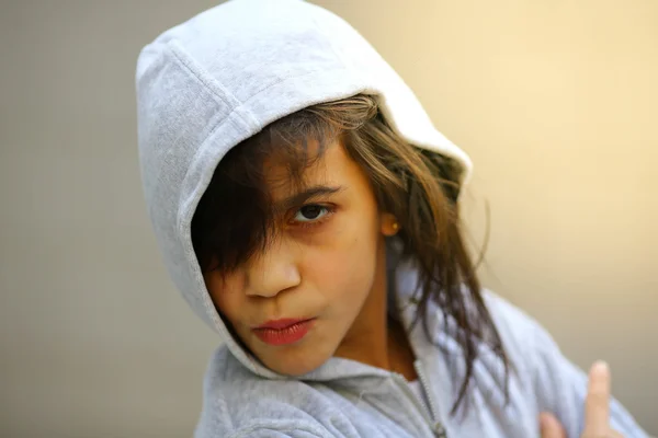 Adorável menina retrato com capuz — Fotografia de Stock