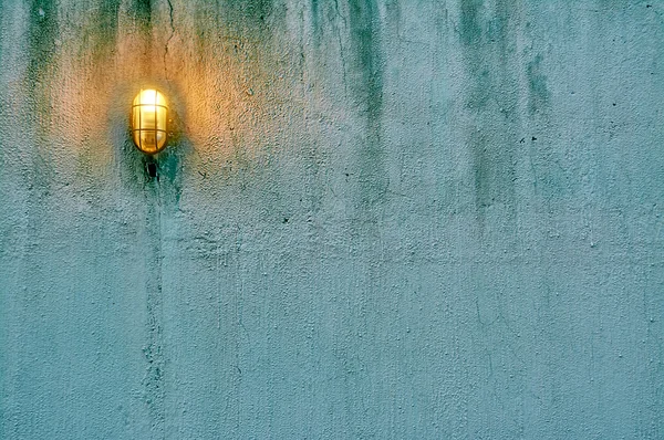 Grunge beton duvar lamba ile