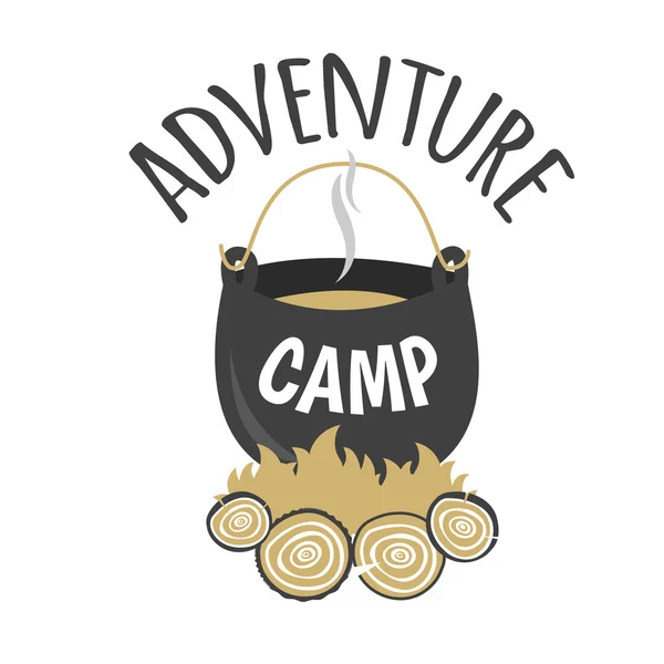 Campamento Aventura. Logo del campamento turístico. Olla turística colgando sobre el fuego — Archivo Imágenes Vectoriales