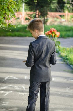 bir buket çiçek bekleyen bir kız için bir tarih olan çocuk