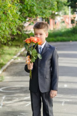 bir buket çiçek bekleyen bir kız için bir tarih olan çocuk