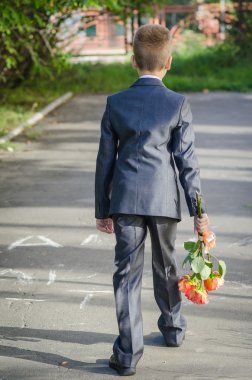 bir buket çiçek bekleyen bir kız için bir tarih olan çocuk