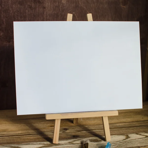 Sanat malzemeleri. Fırçalar, şövale, kağıt. Metin için yer. Fotoğraf kadar alay.