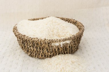 tavuk yumurta karakter sepet içinde üzgün