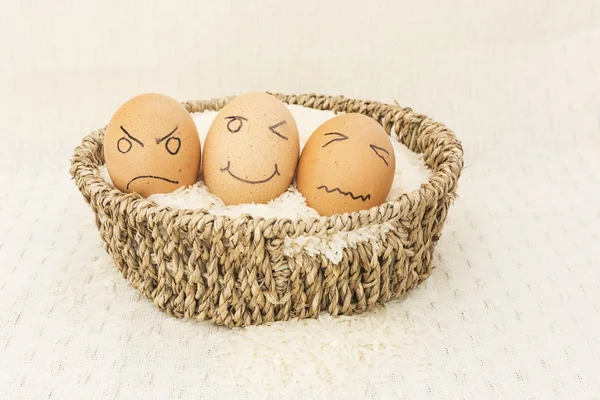 Pollo uovo carattere triste dentro cestino — Foto Stock
