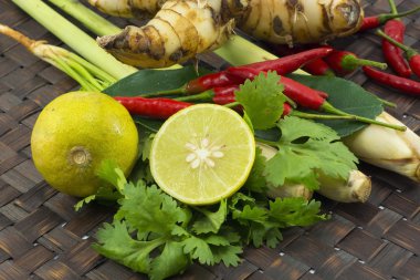 limon, kireç yaprakları, kırmızı biber, limon, taze otlar ve baharatlar Asya maddeler gıda ahşap arka plan üzerinde.