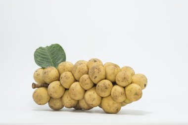 Lansium parasiticum izole beyaz arka plan üzerinde