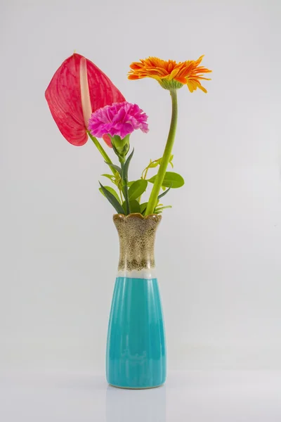 Vaso e flor isolados no fundo branco . — Fotografia de Stock