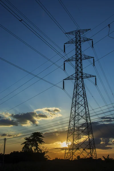 Hög spänning pole, Transmission line tower med solnedgång. — Stockfoto