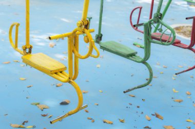 Boş futbol yaz çocuklar oyun alanında salıncaklar.