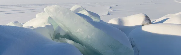 Τεράστιο μπλοκ του πάγου σε φόντο το χιόνι. — Φωτογραφία Αρχείου