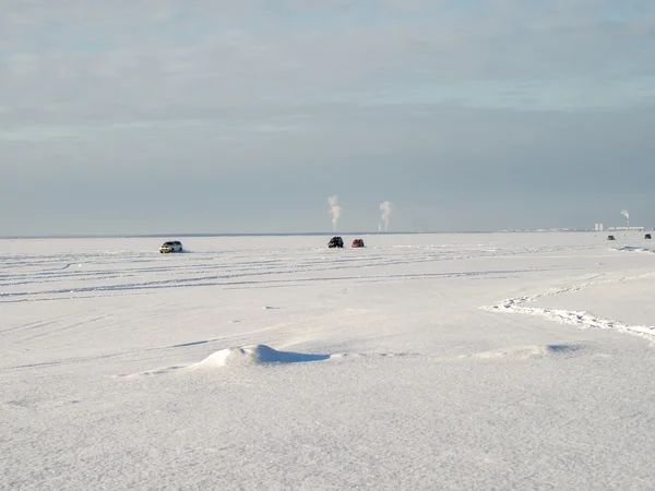 Diverse auto alla deriva sulla superficie del lago . — Foto Stock