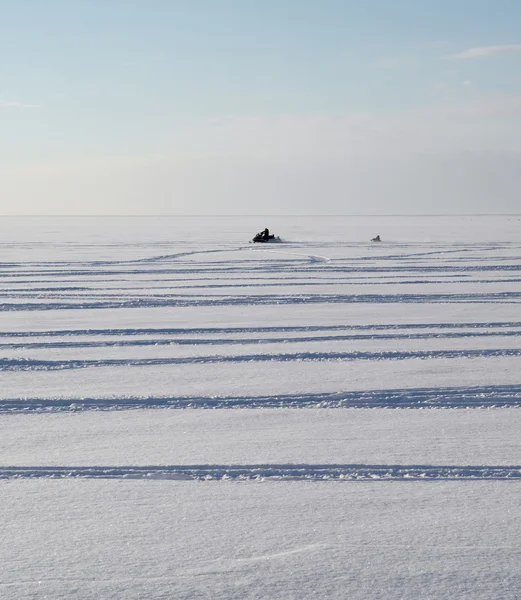 Snowmobile ρυμουλκεί ένα σωλήνα πίσω από. — Φωτογραφία Αρχείου