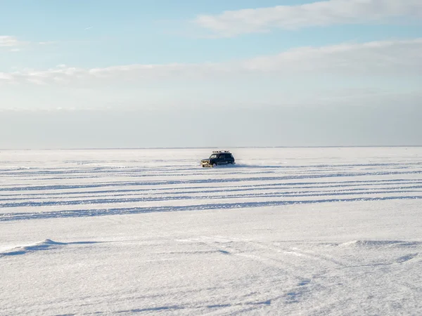 Αυτοκίνητο παρασύρεται σε χιόνι και πάγο. — Φωτογραφία Αρχείου
