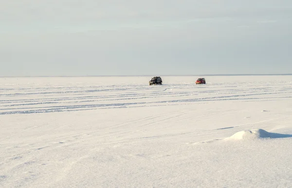Δύο αυτοκίνητα γλιστρούν στην επιφάνεια της λίμνης, Χειμερινή ώρα. — Φωτογραφία Αρχείου