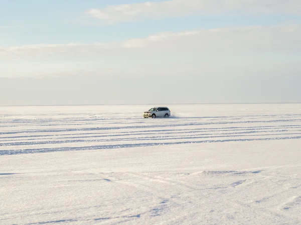 Jeep bianca deriva su neve e ghiaccio . — Foto Stock