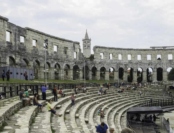 Iside of Amphitheater 1st century AD in Pula (en inglés). Gente en el escalón — Foto de Stock