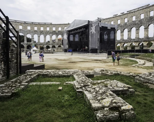 Seite des Amphitheaters aus dem 1. Jahrhundert in Pula. Straßenbühne. — Stockfoto