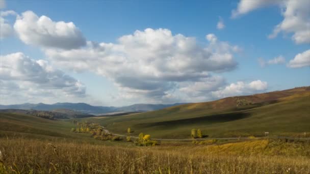 Вид з перевалі. Осінній timelapse. Денне світло, гори Алтай. — стокове відео