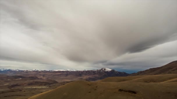 Movimento di nuvole in giorno nuvoloso sopra le montagne. Alba, autunno . — Video Stock