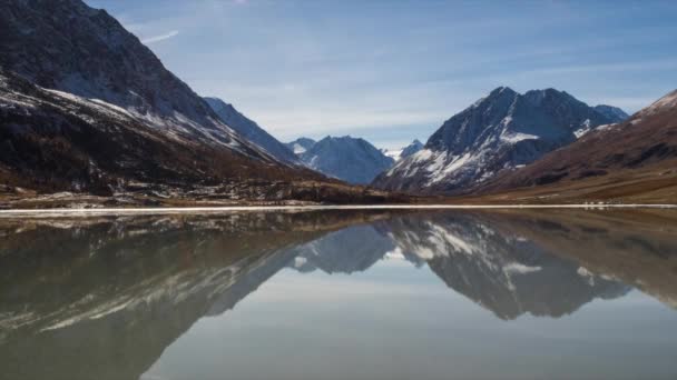 Klarer See zwischen hohen Bergen mit milchigen Schatten. sonniger Tag, Herbst. Altai. Halbrahmen. — Stockvideo