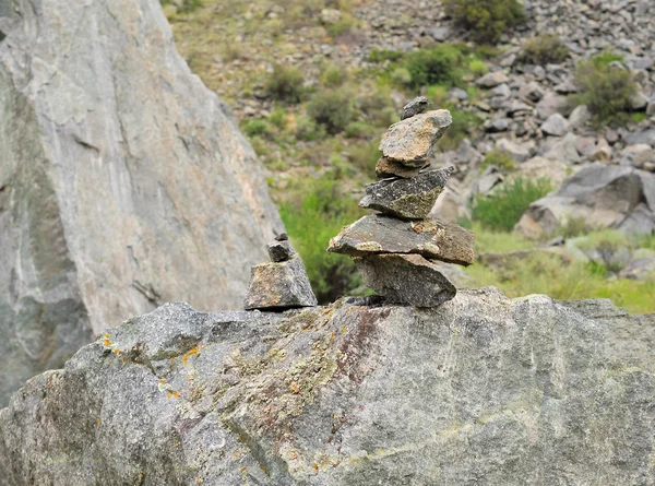 Rock cairn in the background of mountain slop, texture. — Stock Photo, Image