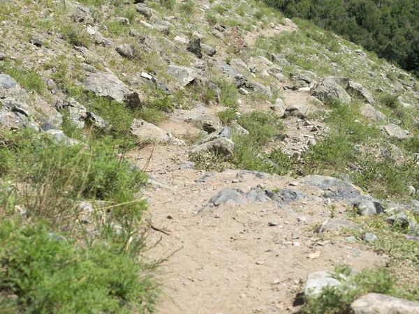 Sendero en las montañas entre piedras . — Foto de Stock