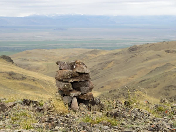 Pirámide de piedras sobre un fondo de montañas . — Foto de Stock