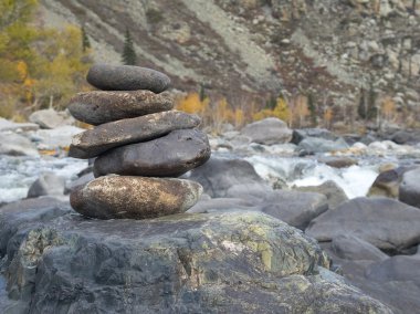 Nehir kıyısında taş piramit.