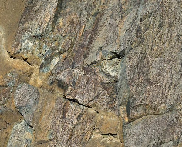 Επιφάνεια της πέτρας με υφή τσαλακωμένο craft χαρτιού και δύο κέρματα — Φωτογραφία Αρχείου