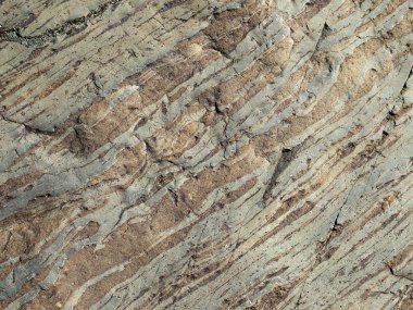 Taş yüzeyinde gri şeritler. 
