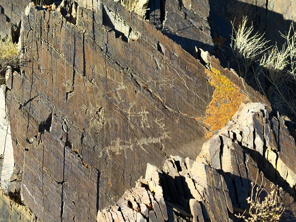 Стародавній вершник з оленями, мисливець з бантом на великому камені — стокове фото