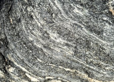 Beyaz ve gri şeritler taş yüzeyinde. 