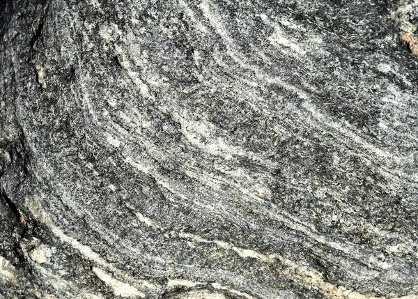 Λευκό και γκρι λωρίδες στην επιφάνεια της πέτρας. — Φωτογραφία Αρχείου