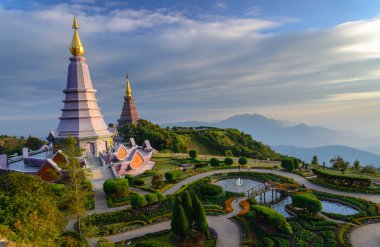 Inthanon dağ, Chiang üst kısmında iki pagoda peyzaj 