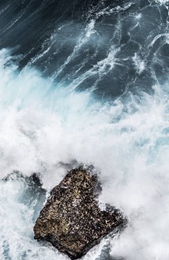 Güçlü dalgalar kayalara çarpıyor.