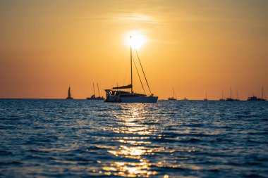 Günbatımında Vesteys sahilinde yelkenli sürüyor..
