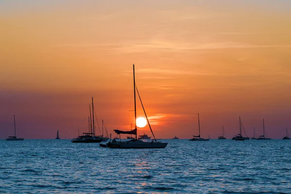 Barcos à vela na praia Vesteys ao pôr-do-sol. — Fotografia de Stock