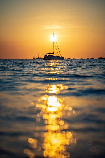 Barcos à vela na praia Vesteys ao pôr-do-sol. — Fotografia de Stock