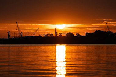 Endüstriyel iskelenin üzerinde gün batımı