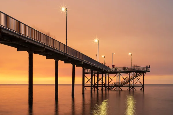 Nachtklif steiger bij zonsondergang. — Stockfoto