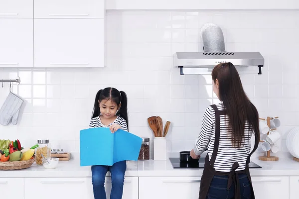 Mãe Asiática Está Cozinhando Bonito Pequena Menina Asiática Criança Está — Fotografia de Stock